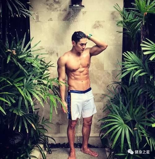 慕不慕|185cm肌肉教练“浴室照”爆火,倒三角身材公狗腰也太撩了吧……