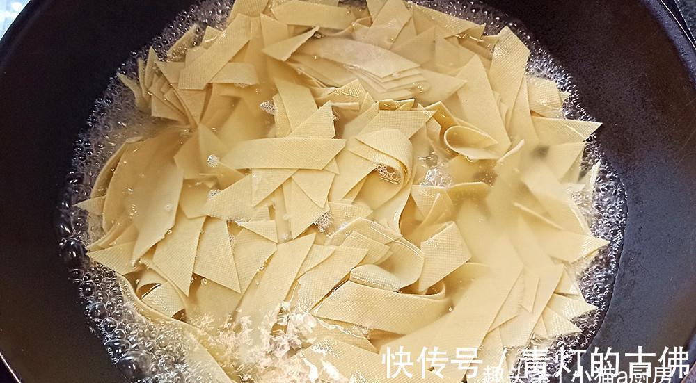 白菜和干豆腐热乎乎地的炖一锅，吃完浑身暖和，上桌连汤汁都不剩