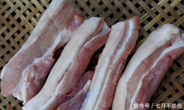 买五花肉,挑“上五花”还是“下五花”差别可大着呢,别再乱买