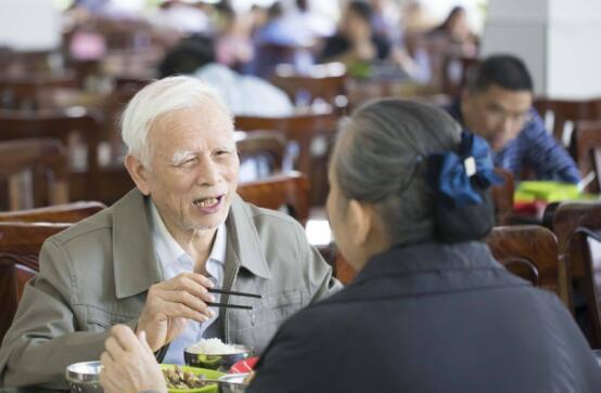 老年|活到百岁的老人都有3个共同点,不是喝水不是睡觉,让你意想不到
