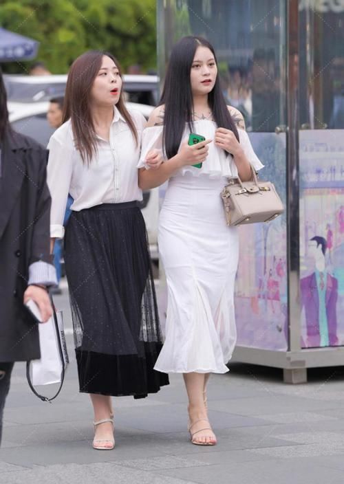 街拍,搭配黑色一字领,清凉舒适,浪漫又清丽