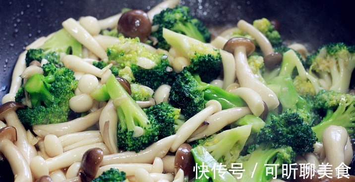 西兰花炒鲜菇|天热大鱼大肉易上火,这菜怎么吃也不腻,美白还减肥,比肉还抢手