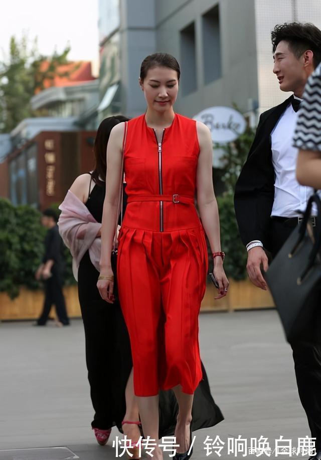 谢杏芳和林丹罕见亮相 红色印花突出高挑身材 气势不输林丹