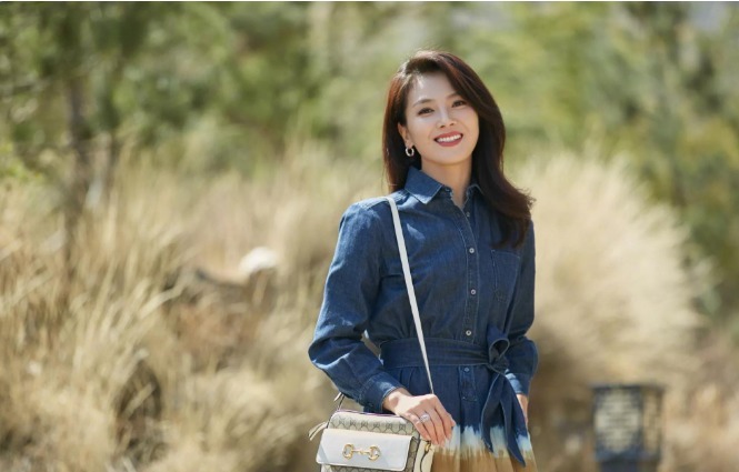 外套|刘涛美得“优雅温婉！穿一袭牛仔拼接色连衣裙拍时尚大片，超洋气