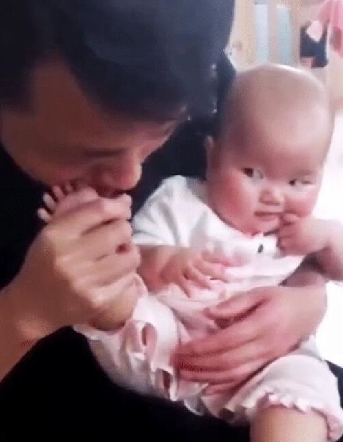 宝宝|爸爸啃宝宝脚丫子,孩子嫌弃表情让人笑喷,网友绝对是真爱