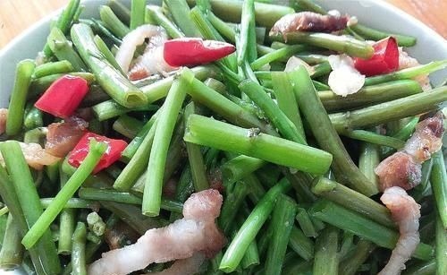 钙是番茄12倍,通便解毒除口臭,和五花肉一炒,香嫩爽脆超下饭