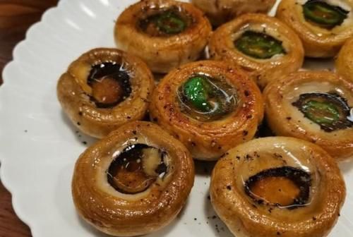 12道油煎出来的特色菜，看着就很有食欲，吃起来鲜香可口回味无穷