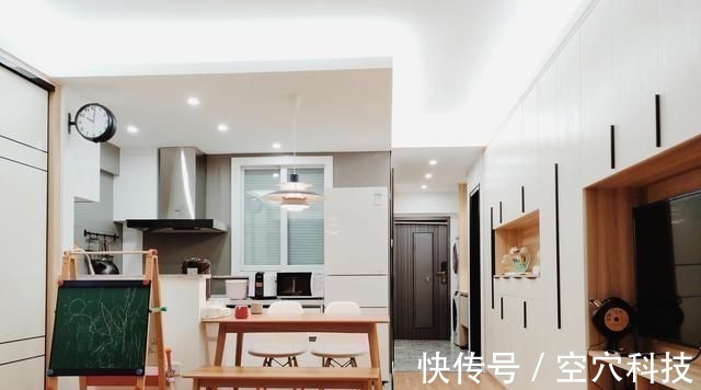 玄关|她买下42㎡单身公寓,一家三口住,客厅不放沙发,阳台当榻榻米