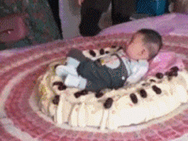 |搞笑GIF:你永远不知道妹子的脸有多大