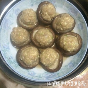 五花肉和蘑菇这样做太香了,不炒不炖,我家一周做5次,好吃解馋