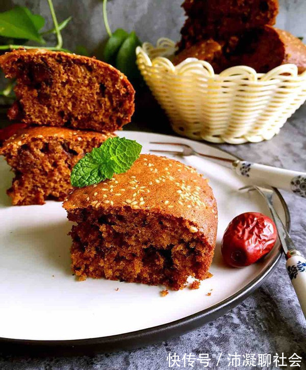 家里有面粉和大枣，就能做枣糕，比蛋糕简单香甜，新手一做就成功