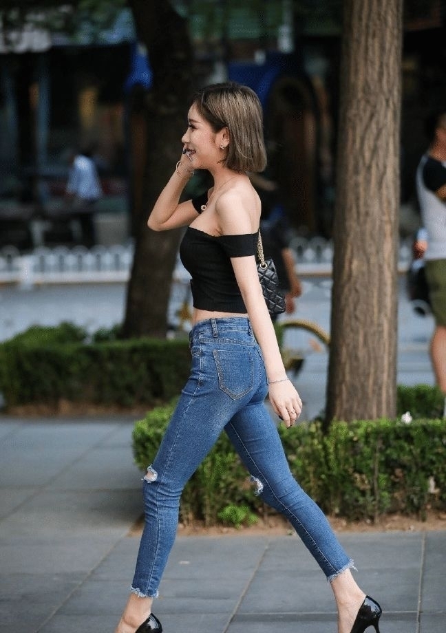 时尚街拍百看不厌的牛仔裤，这“小蛮腰”抢镜的很哦