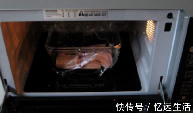猪肉|冻肉别再用冷水泡，老屠夫教你2个技巧，快速解冻，和鲜肉一样嫩