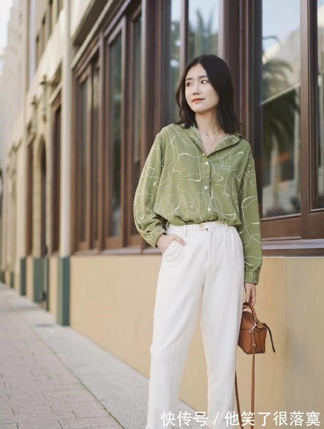 时髦 别穿打底裤了,当下流行这条“豆腐裤”,时髦还不易撞裤,很实用!