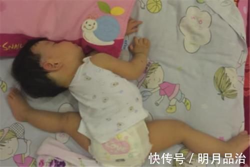 状况|宝宝晚上睡觉喜欢“满床滚”,不是在和你玩,5个苦衷很难发现