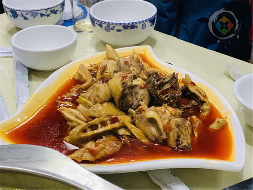 重庆南川特色美食：腊排骨方竹笋火锅，蔬菜免费，还能涮羊肉