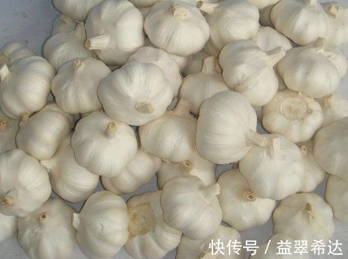 冰糖|腌制腊八蒜应该这样做，只加醋就错了，再加点“它”蒜瓣更脆更香