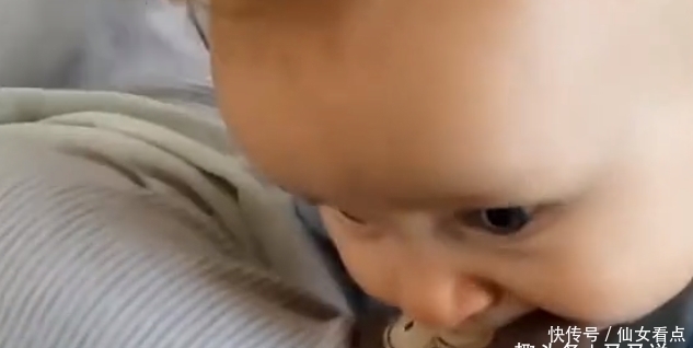 超级可爱|双胞胎兄弟抢玩具,弟弟抢不过哥哥,接下来,爸妈却哭笑不得