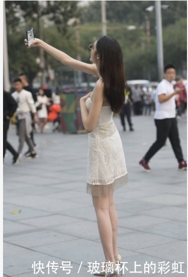 连衣裙|白色吊带连衣裙搭配银色高跟鞋,清纯可爱,公主范十足