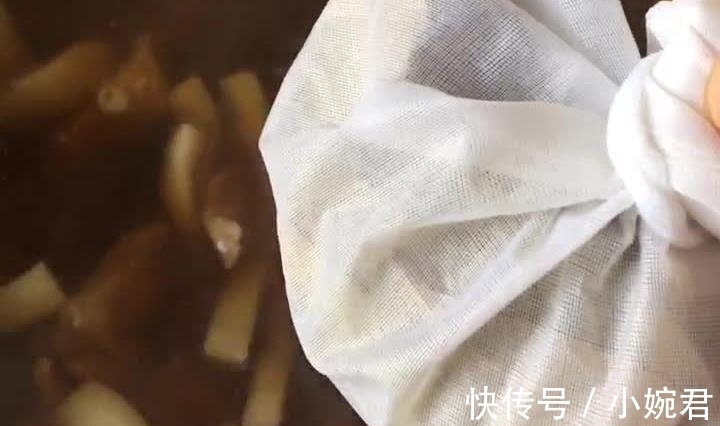 猪皮|熬猪皮冻时, 仅用猪皮已过时, 多放1样东西, Q弹爽口肉香味足!