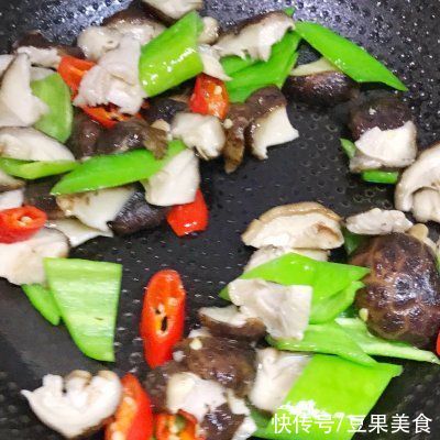 此菜有菇中皇后美称，老年人可以适当多吃，让血液里的脂肪不升高