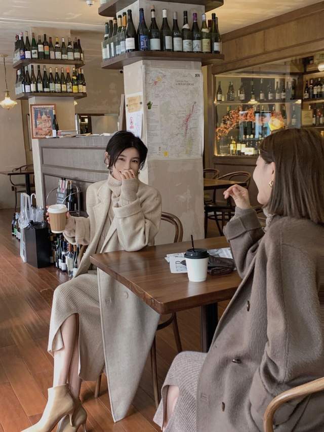 小姐姐 秋冬有哪些高级穿搭?还是大衣搭配半身裙或长裤够拉风,又飒又美