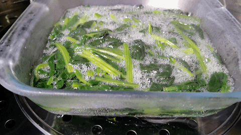 一把菠菜里打入6个鸡蛋，搅拌一下直接上锅蒸，简单营养又好吃