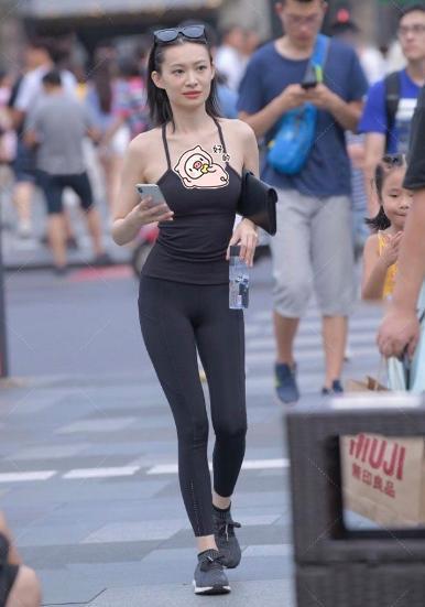 黑色系|街拍:黑色系穿搭,简约时尚,清爽干练