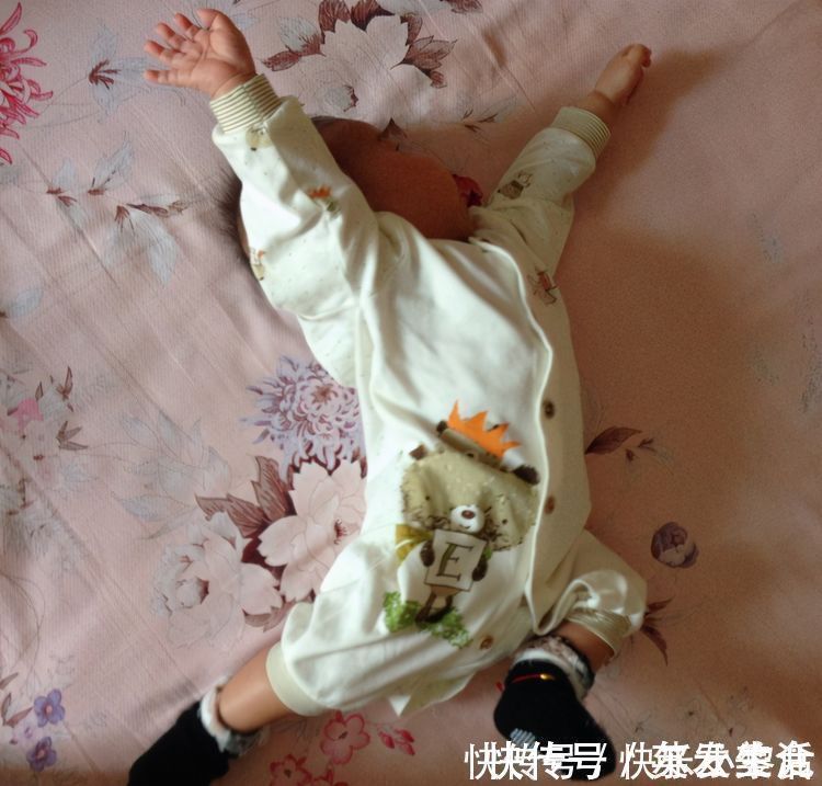 满床|宝宝睡觉总“满床滚”，可能带娃方式不太对，3个问题家长要上心