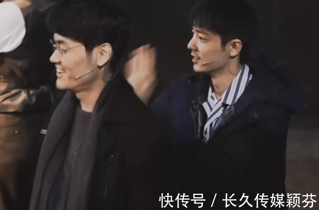 肖战|肖战话剧纪录片曝光，无实物表演吃东西被辣到，素颜出镜无包袱