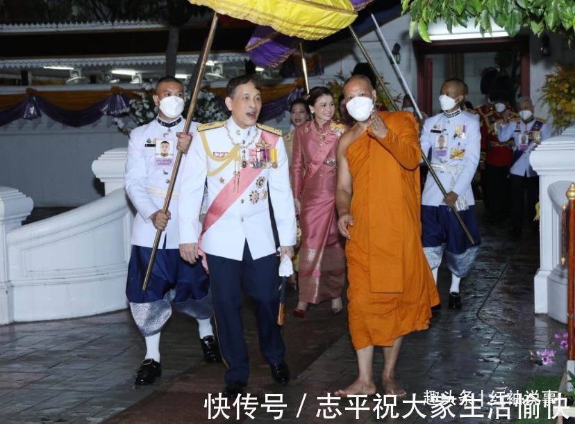 妻妾!妻妾待遇截然不同,43岁苏提达坐拥华盖,诗妮娜用雨伞滥竽充数