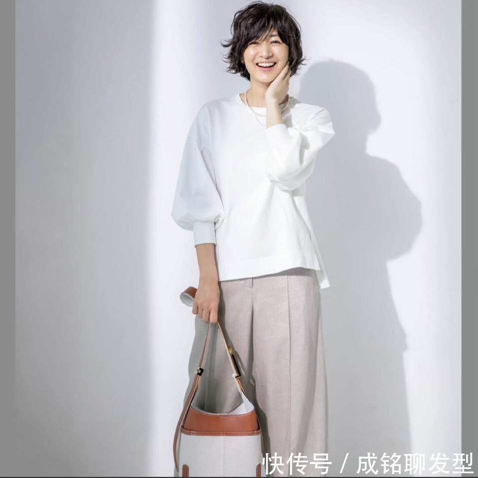穿搭 简单的日系“纯色”穿搭,适合大龄女性的色彩搭配,减龄又显气质