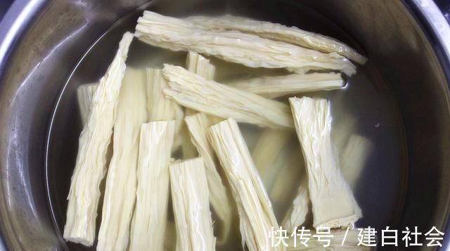 泡腐竹，直接加水是错的学会大厨的做法，半小时泡发好，不夹生