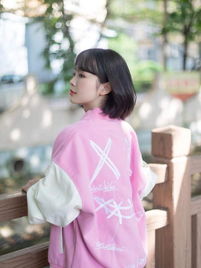 早秋|还在上学的女生可以这样穿,白色卫衣搭配百褶裙,款式百搭又休闲