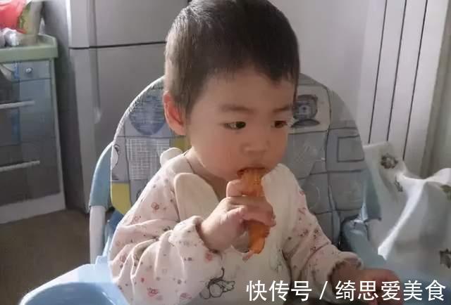 外面的世界|四岁宝宝被鱼刺卡喉咙,母亲用这个方法取出刺,大夫连连夸赞