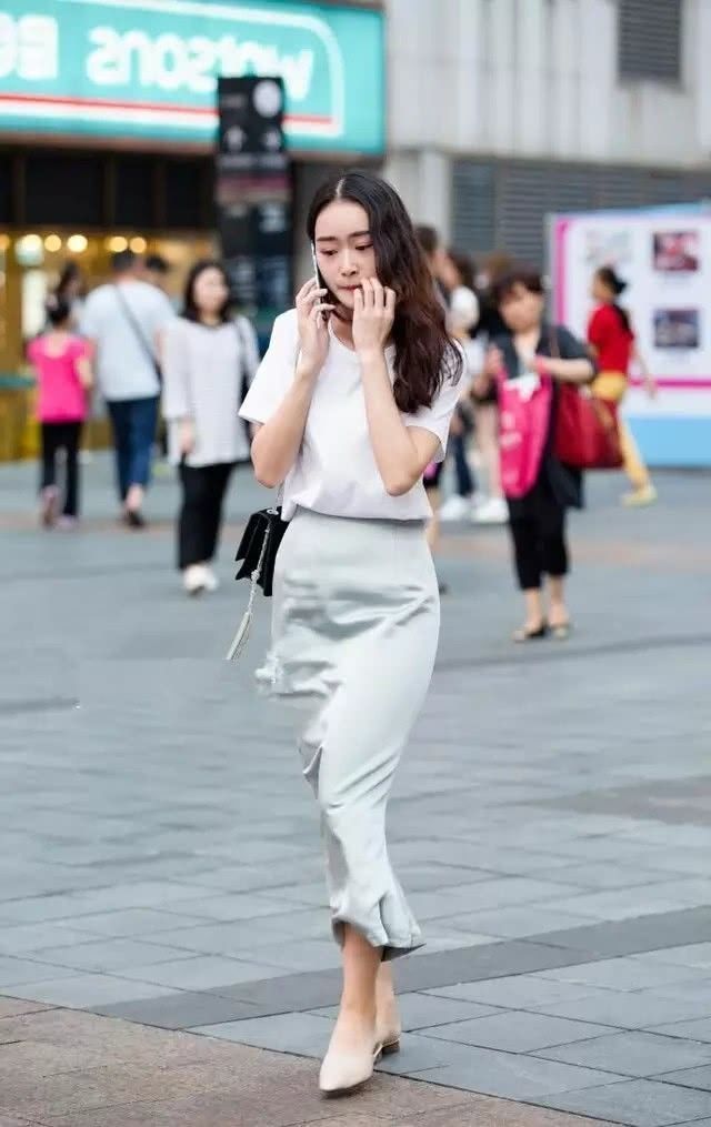 抹胸|丸子头发型的小姐姐,白色抹胸连体阔腿裤,纯净温婉