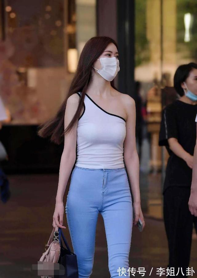 小姐姐 单肩背心搭配牛仔裤,尽显小姐姐青春的魅力