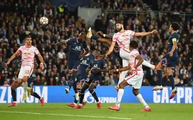 姆巴佩|法国足协做出争议决定：梅西姆巴佩很意外，球迷骂声一片