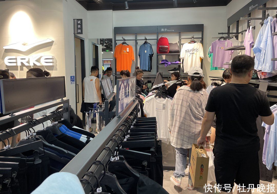 茂业百货|销量暴增！记者探访菏泽多家鸿星尔克专卖店……
