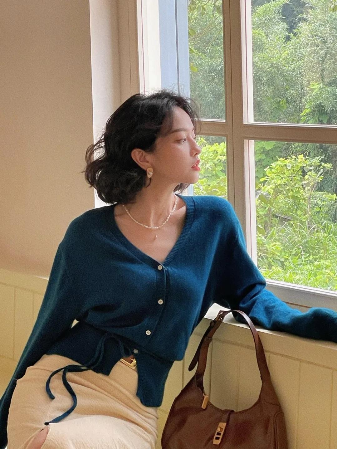 高跟鞋 秋天不一定要穿黑白灰,蓝色v领针织+半身裙,上身照样好看!