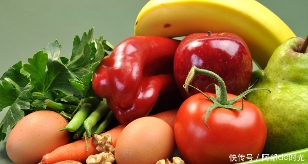 每天喝牛奶就能补钙吗?北大教授:大错特错,真正补钙的是3件事