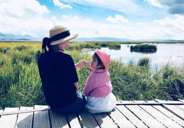 夫妻俩|请保姆后儿子天天喊“好困”,爸妈查看监控后,塞给保姆5万块钱