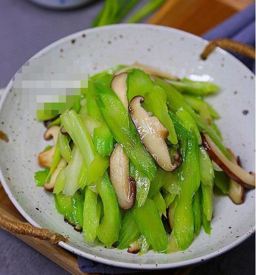 芹菜这样炒,虽是素菜,吃起来比肉还香,成本只要几块钱