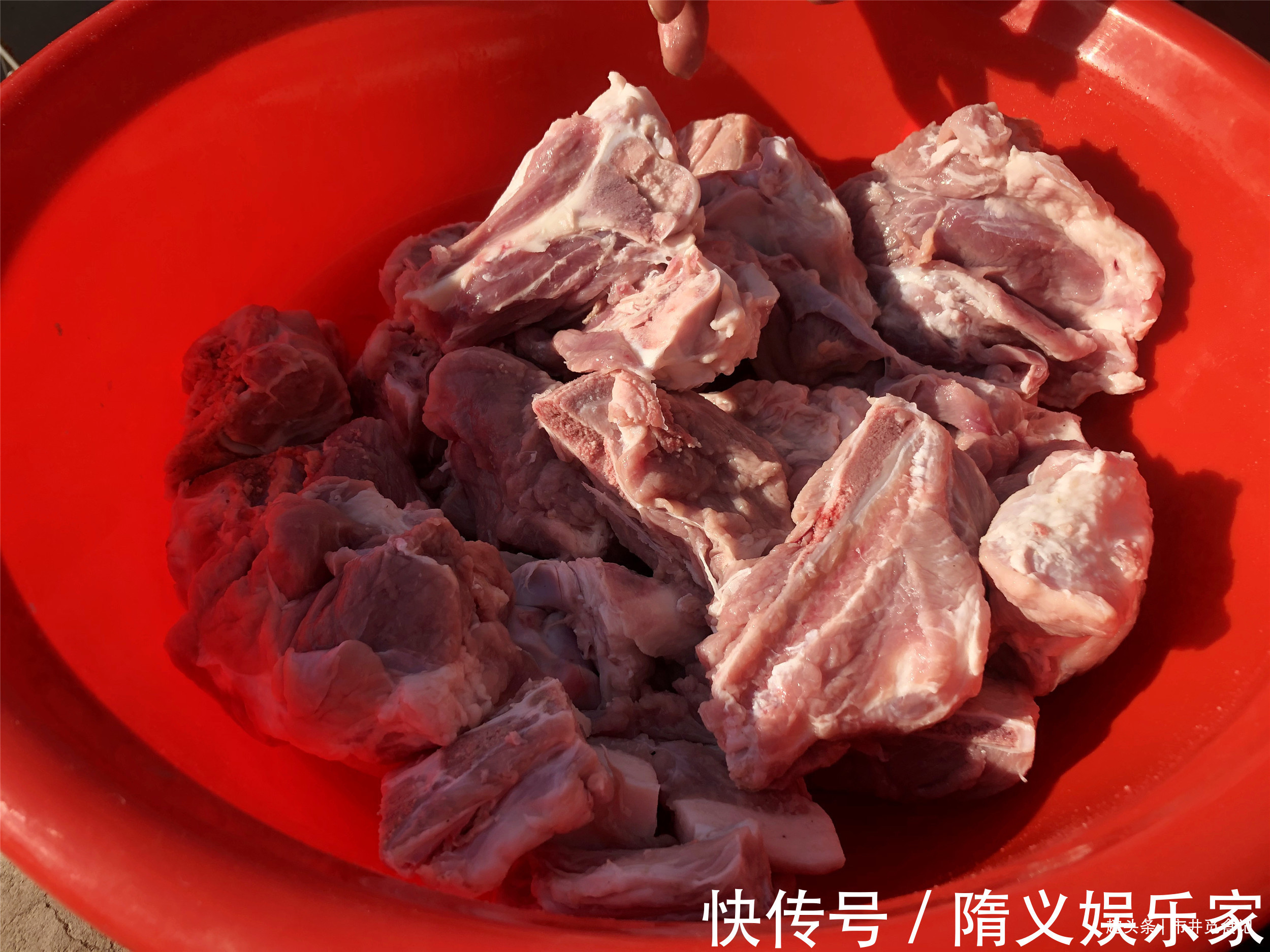 焯水|煮排骨大骨头时,记住“3用2不放”,肉香腥味小,汤白味道鲜