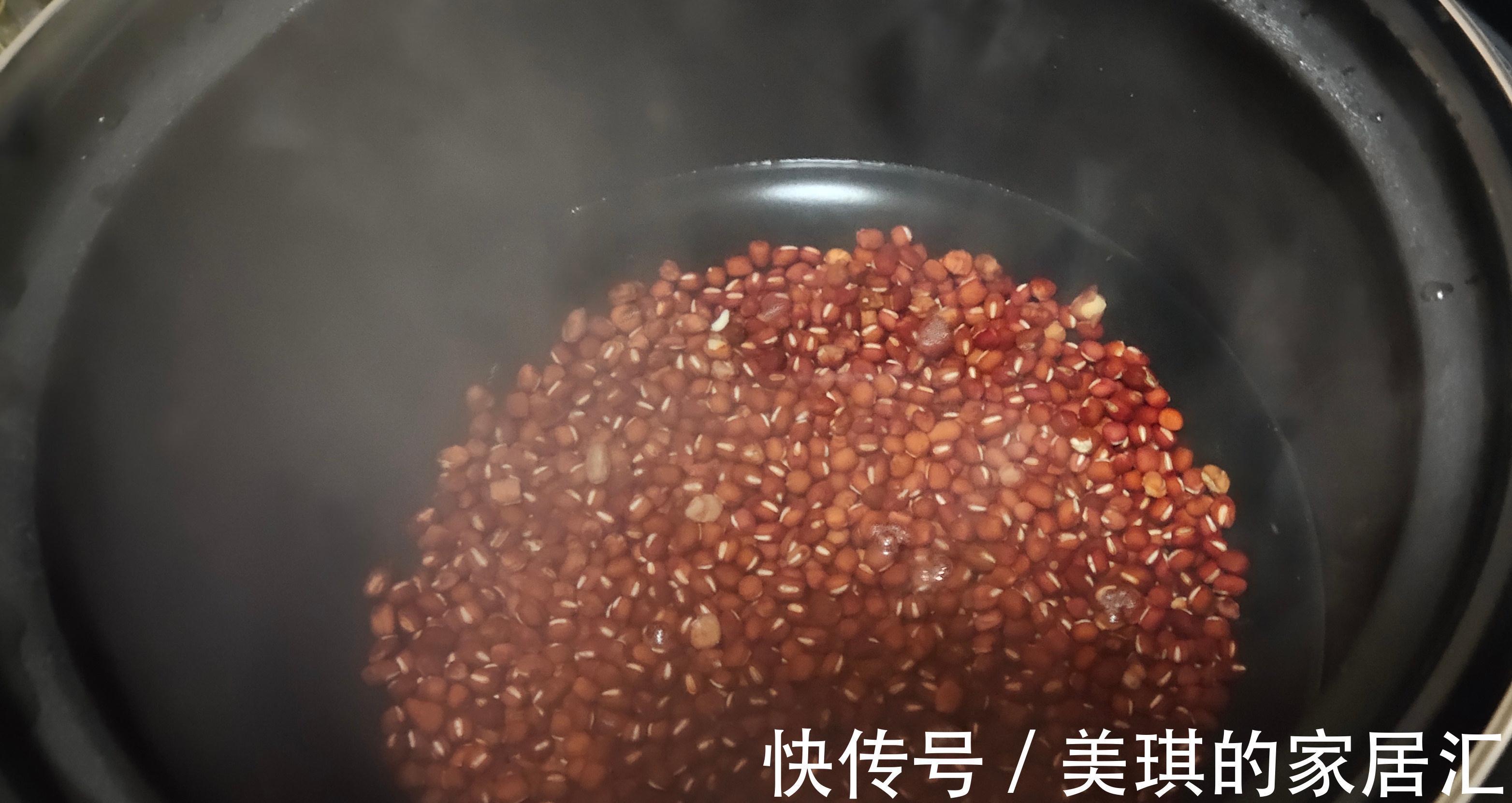 红豆|秋天多吃南瓜，加上红豆简单一揉，放到电饭锅里蒸，简单又营养