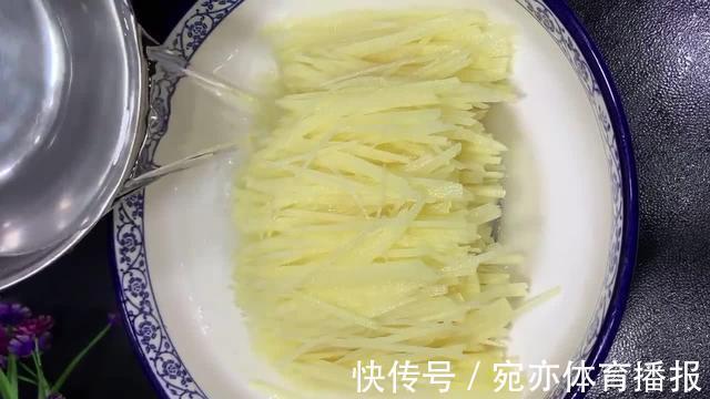 适口|香煎土豆饼的做法，外酥里嫩咸香适口，土豆丝泡不泡水都可以