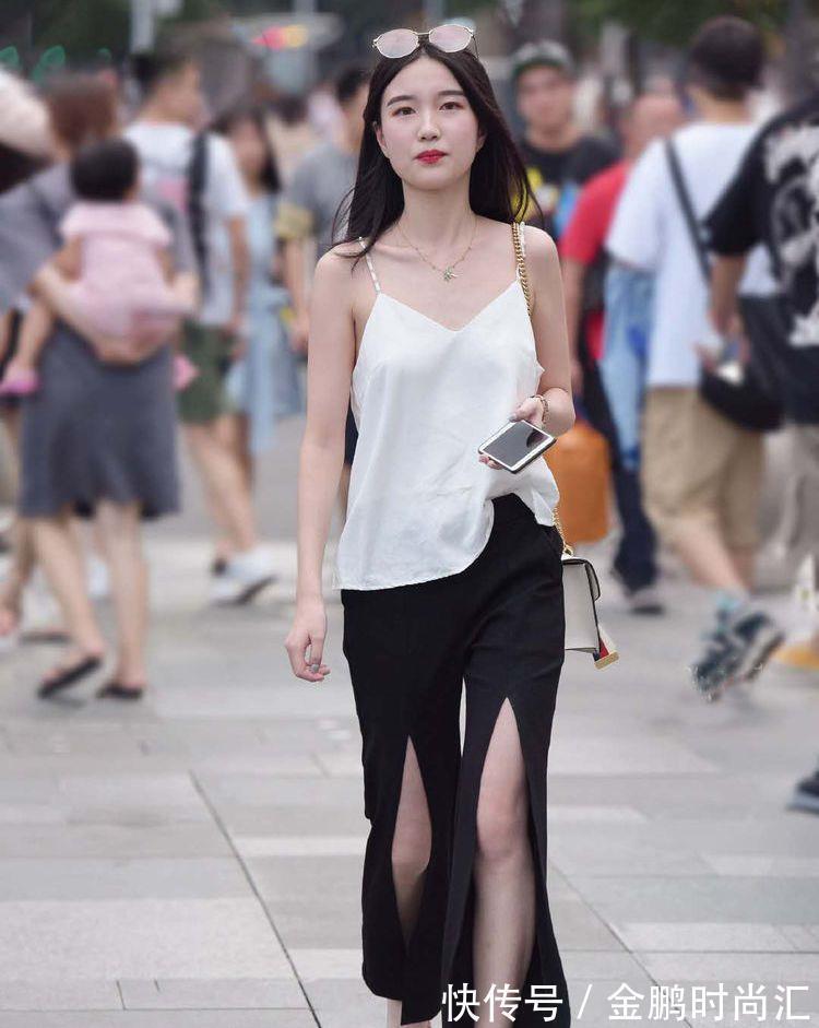 开叉 白色吊带背心和开叉休闲裤,休闲随性又显甜美,让你气质更加出众