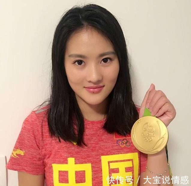 气质|中国最年轻跳水女皇,跷二郎腿会见领导,24岁退役,今成气质女神