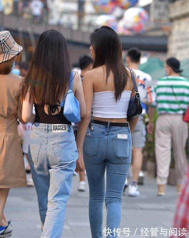 修长度 黑色高高跟凉鞋搭配蓝色端庄打底裤,搭配技巧性感,也可以休闲!