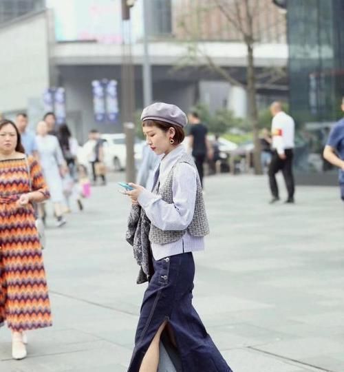 小姐姐蓝色紧身上衣搭配裸色不规则短裙,气质优雅大方